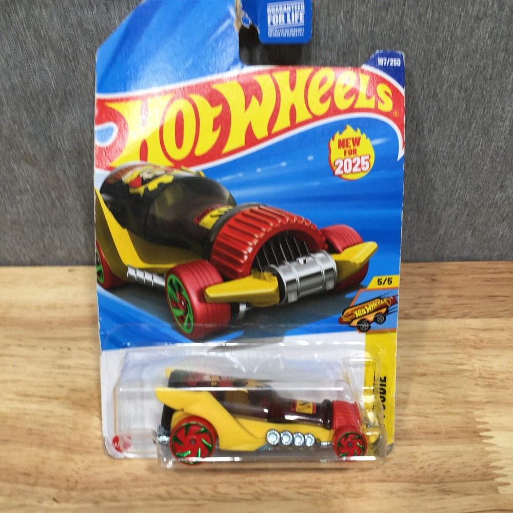 Hot‎ Wheels Toy Car 2025 Fast Foodie Hot Wheengs 197/250 1:64 Yellow Red